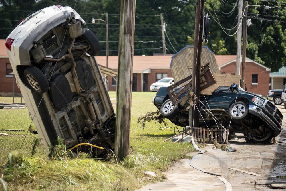 Aufgrund des Unwetters in Waverly, Tennessee, am Sonntag, 22. August 2021, werden beschädigte Fahrzeuge zurückgelassen. Die Regenfälle verwandelten die Bäche, die hinter Hinterhöfen und durch die Innenstadt von Waverly fließen, schnell in reißende Stromschnellen. (Andrew Nelles/The Tennessean über AP)