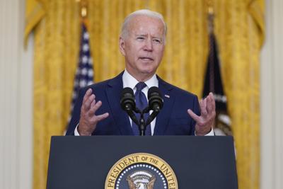 El presidente Joe Biden pronuncia un discurso en la Casa Blanca, en Washington, el jueves 26 de agosto de 2021. (AP Foto/Evan Vucci)