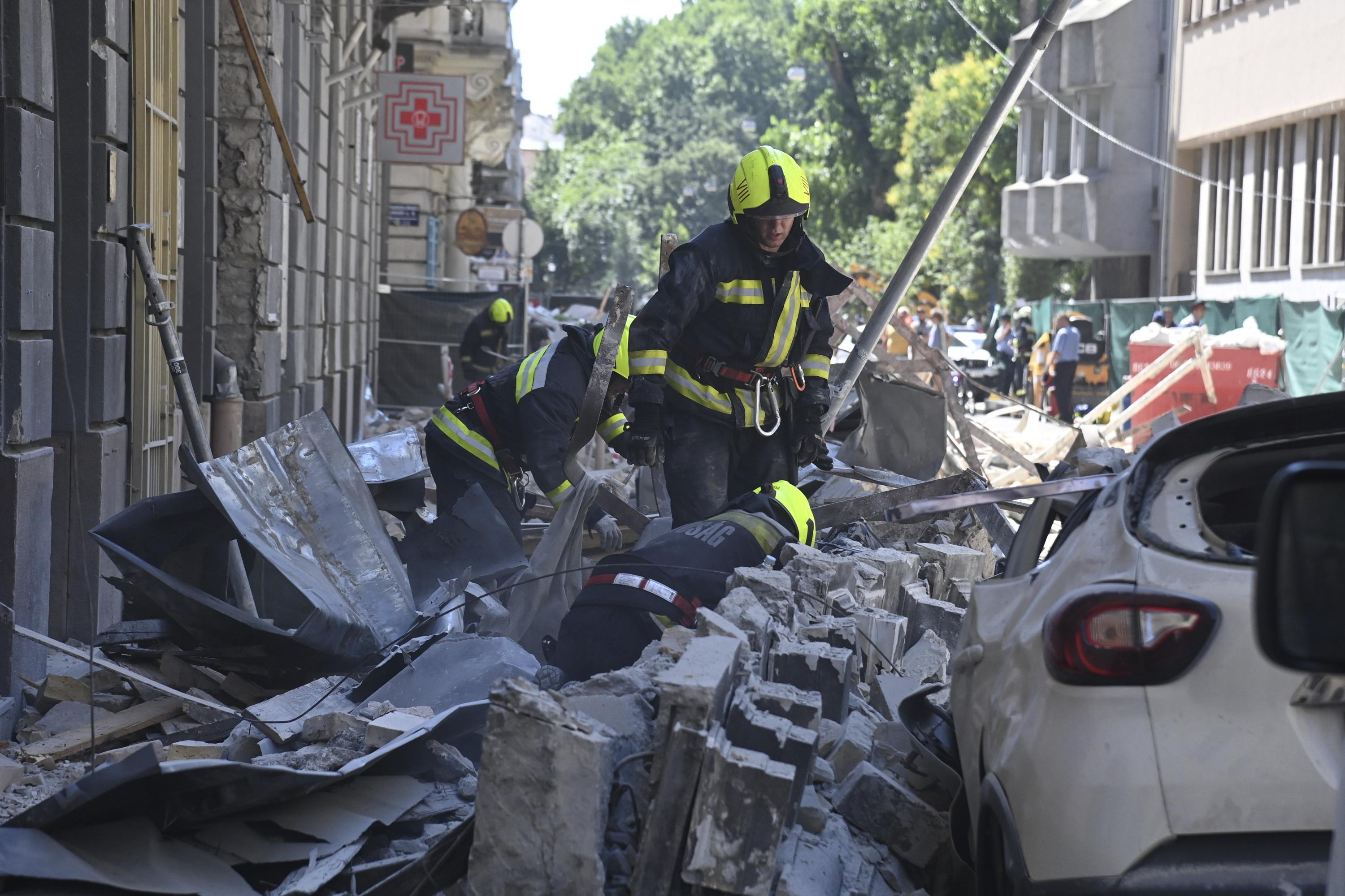 4 injured as apartment building roof collapses in Budapest