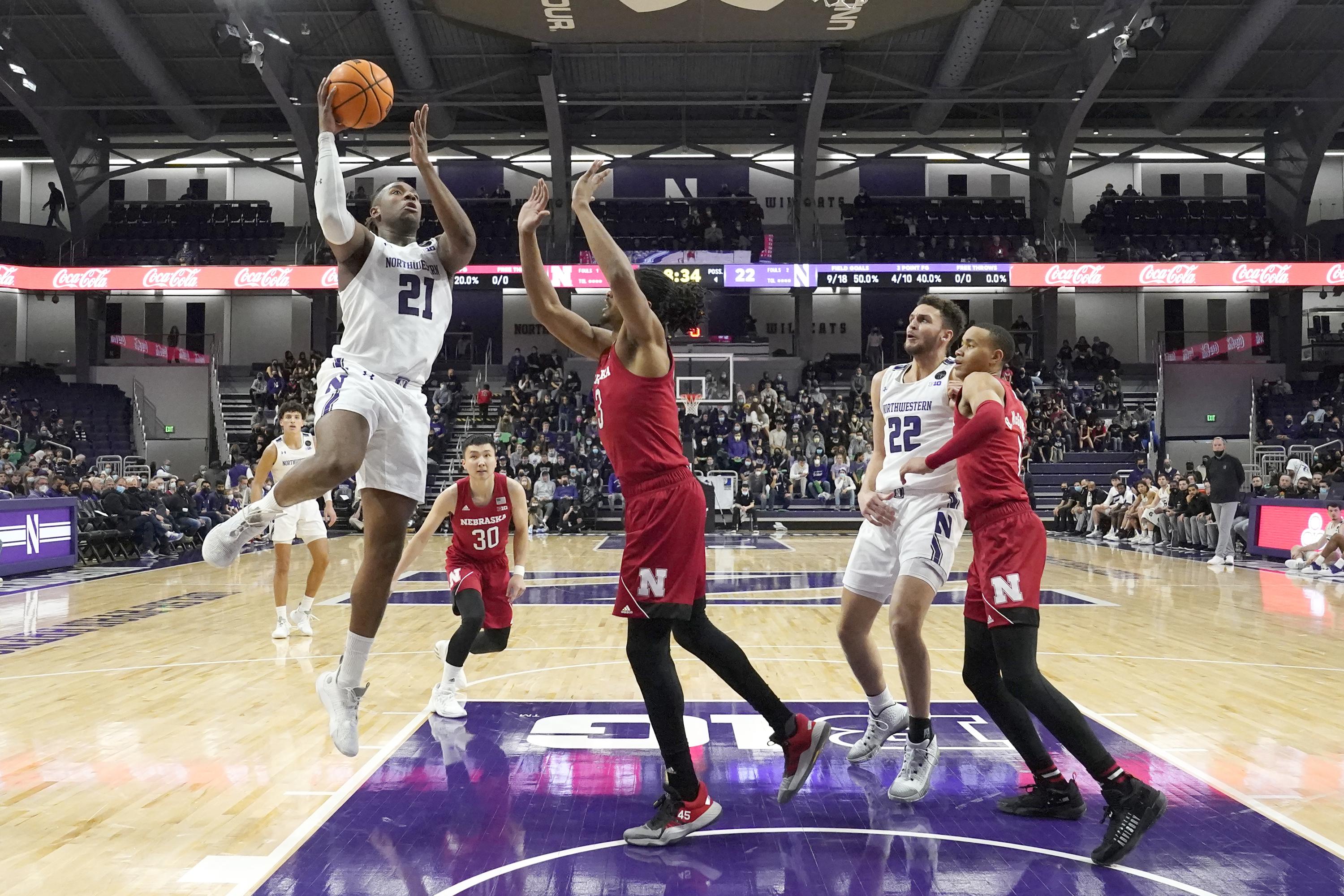 La parodia de 3 juegos de Northwestern venció a Nebraska 77-65