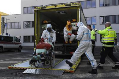 Trabajadores de la salud transportan a un enfermo de COVID-19 en Ceska Lipa, República Checa, el jueves 18 de marzo de 2021. (AP Foto/Petr David Josek, Archivo)