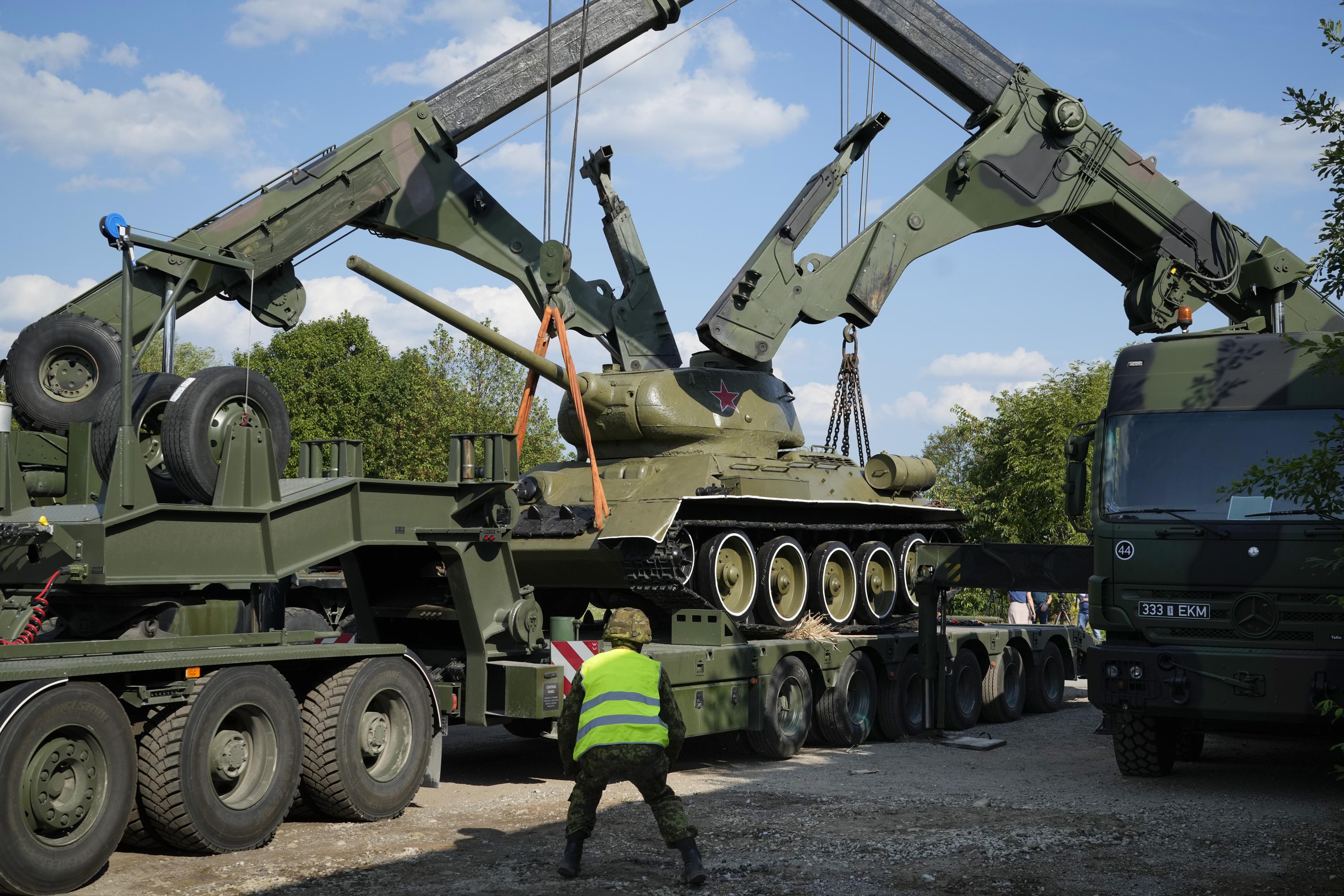 Estonia removes Soviet-era monument, citing public order - The Associated Press - en Español