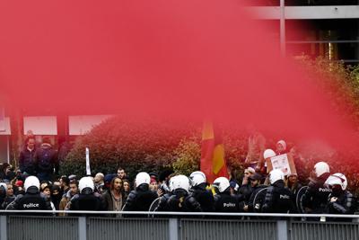Foto de la protesta contra las medidas antiCOVID en Bruselas, el 21 de noviembre del 2021. (Foto AP/Olivier Matthys)