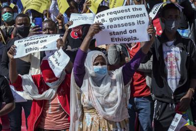Miles de etíopes protestan contra la presión externa sobre el gobierno por su brutal guerra en Tigray, en Adís, Abeba, Etipía, el 30 de mayo de 2021. (AP Foto/Mulugeta Ayene)