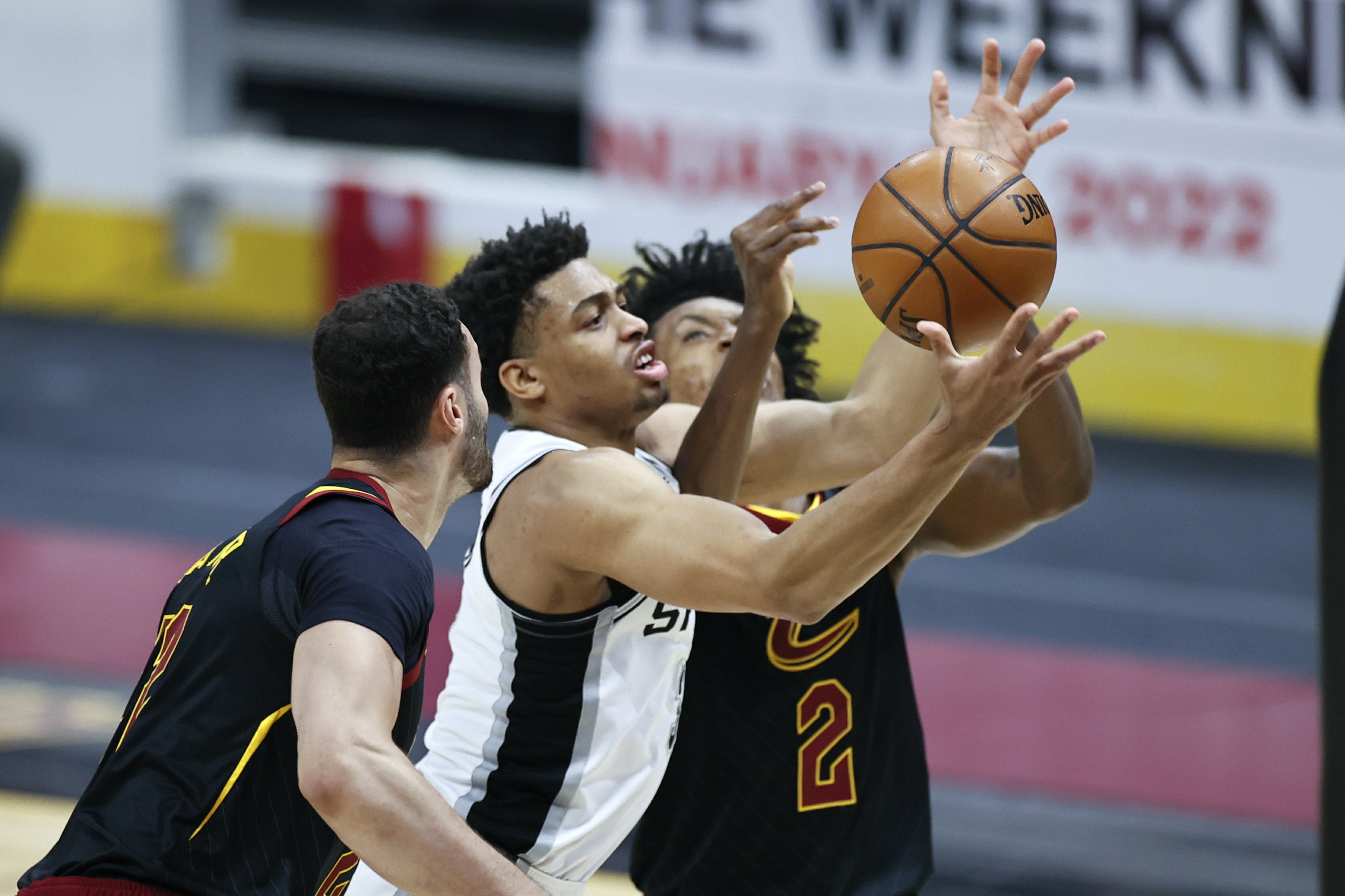 Johnson lidera a Spurs en victoria 116-110 sobre Cavaliers