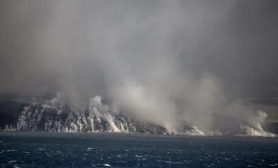 La lava de un volcán llega a la costa de la isla canaria de La Palma, España, el miércoles 29 de septiembre de 2021. (AP Foto/Saul Santos)