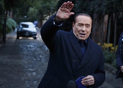 ARCHIVO - El exprimer ministro italiano Silvio Berlusconi saluda a la prensa al término de una reunión con líderes de centro derecha en Roma, el 23 de diciembre de 2021. (Roberto Monaldo/LaPresse vía AP, Archivo)