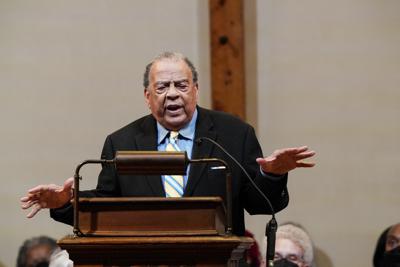 El ícono de los derechos civiles Andrew Young pronuncia un sermón en la Primera Iglesia Congregacional el miércoles 9 de marzo de 2022 para celebrar su 90 cumpleaños en Atlanta. (AP Photo/Brynn Anderson)