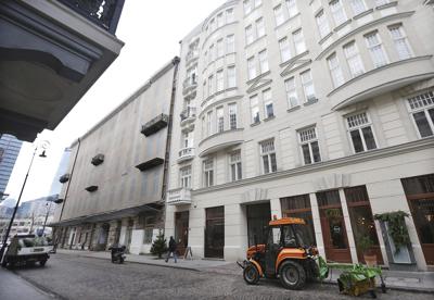 Fotografía de archivo del 5 de diciembre de 2016 de la calle Prozna, en el centro de lo que era el barrio judío de Varsovia antes de la Segunda Guerra Mundial, en Varsovia, Polonia. (AP Foto/Czarek Sokolowski, Archivo)