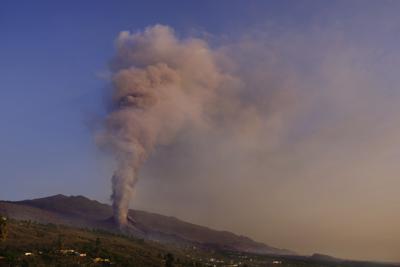 Un volcán expulsa lava y cenizas en la isla canaria de La Palma, en España, el lunes 4 de octubre de 2021. La lava ha destruido por el momento más de 900 edificios y desplazado a unas 6.000 personas.  (AP Foto/Daniel Roca)