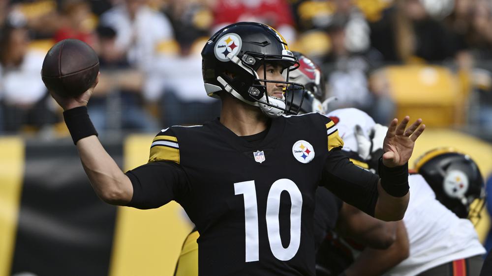 Pittsburgh Steelers quarterback Mitch Trubisky (10) throws a pass during the second half of an NFL football game against the Tampa Bay Buccaneers in Pittsburgh, Sunday, Oct. 16, 2022. (AP Photo/Barry Reeger)