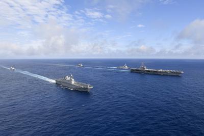 En esta fotografía facilitada por el Ministerio de Defensa de Corea del Sur, el portaaviones nuclear estadounidense Ronald Reagan, a la derecha, y el barco surcoreano para helicópteros Marado, segundo desde la izquierda, participan en maniobras militares conjuntas en una zona marítima no revelada. (Ministerio de Defensa de Corea del Sur vía AP)