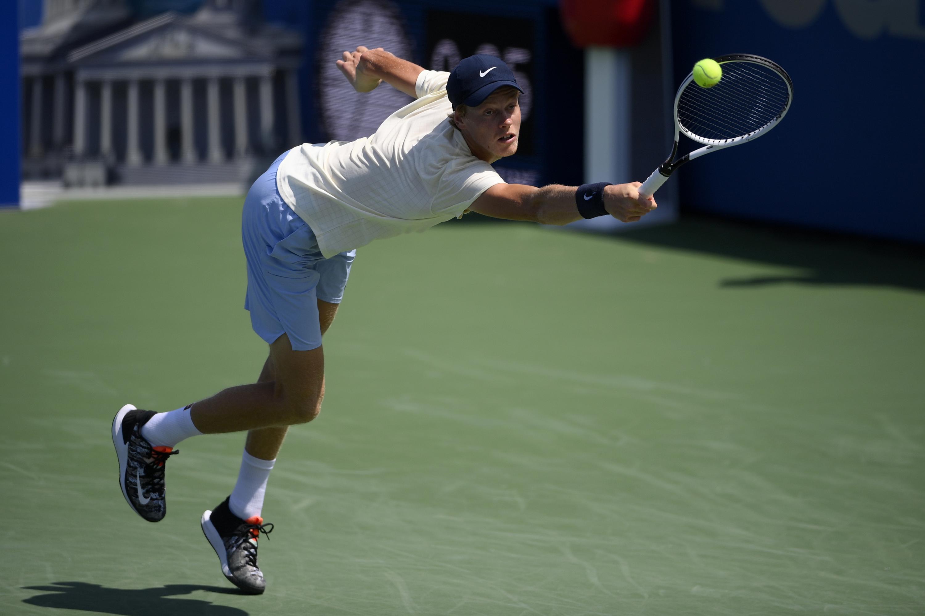 Photo of Sener, 19 ans, bat Korda, 21 ans, en 2 tie-breaks à Washington