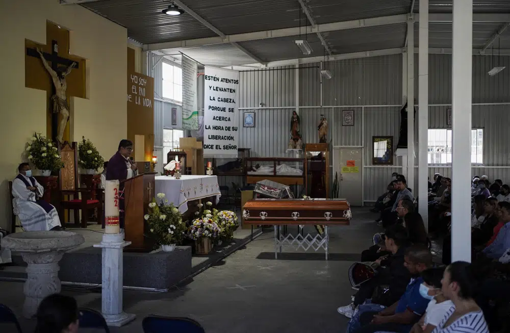 El féretro con los restos de Mónica Citlalli Díaz se encuentra ante el altar durante la misa de su funeral en Ecatepec, Estado de México, México, el viernes 11 de noviembre de 2022. Díaz, una profesora de inglés de 30 años, al parecer fue la novena víctima durante una serie de feminicidios a lo largo de 11 días ocurridos en Ciudad de México y sus alrededores entre finales de octubre e inicios de noviembre. (Foto AP/Eduardo Verdugo)