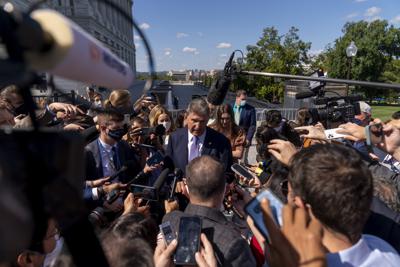 El senador demócrata Joe Manchin habla con la prensa el jueves 30 de septiembre de 2021, frente al Capitolio. (AP Foto/Andrew Harnik)