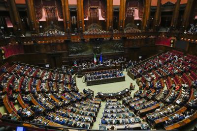 La primera ministra italiana Giorgia Meloni se dirige a la Cámara de Diputados antes del voto de confianza para su gabinete, el martes 25 de octubre de 2022. (AP foto/Alessandra Tarantino)