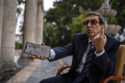 El canciller de Cuba, Bruno Rodríguez, habla durante una entrevista con The Associated Press en La Habana, Cuba, el miércoles 17 de noviembre de 2021. (AP Foto / Ramon Espinosa)