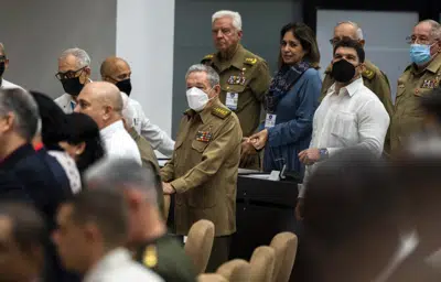 El expresidente cubano Raúl Castro, al centro, asiste a la conmemoración del 18vo aniversario de la creación del mecanismo regional Pueblos de Nuestra América-Tratado de Comercio de los Pueblos (ALBA-TCP) duratne la sesión extraordinaria de la Asamblea Nacional en el Palacio de las Convenciones en La Habana, Cuba, el miércoles 14 de diciembre de 2022. (Yamil Lage/Foto Compartida vía AP)