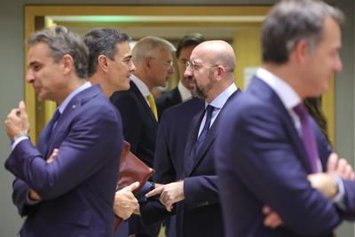 El presidente del Consejo Europeo, Charles Michel (centro, derecha), habla con el presidente del gobierno de España, Pedro Sánchez (centro, izquierda), durante una cumbre de la Unión Europea en Bruselas, el 20 de octubre de 2022. (AP Foto/Olivier Matthys)