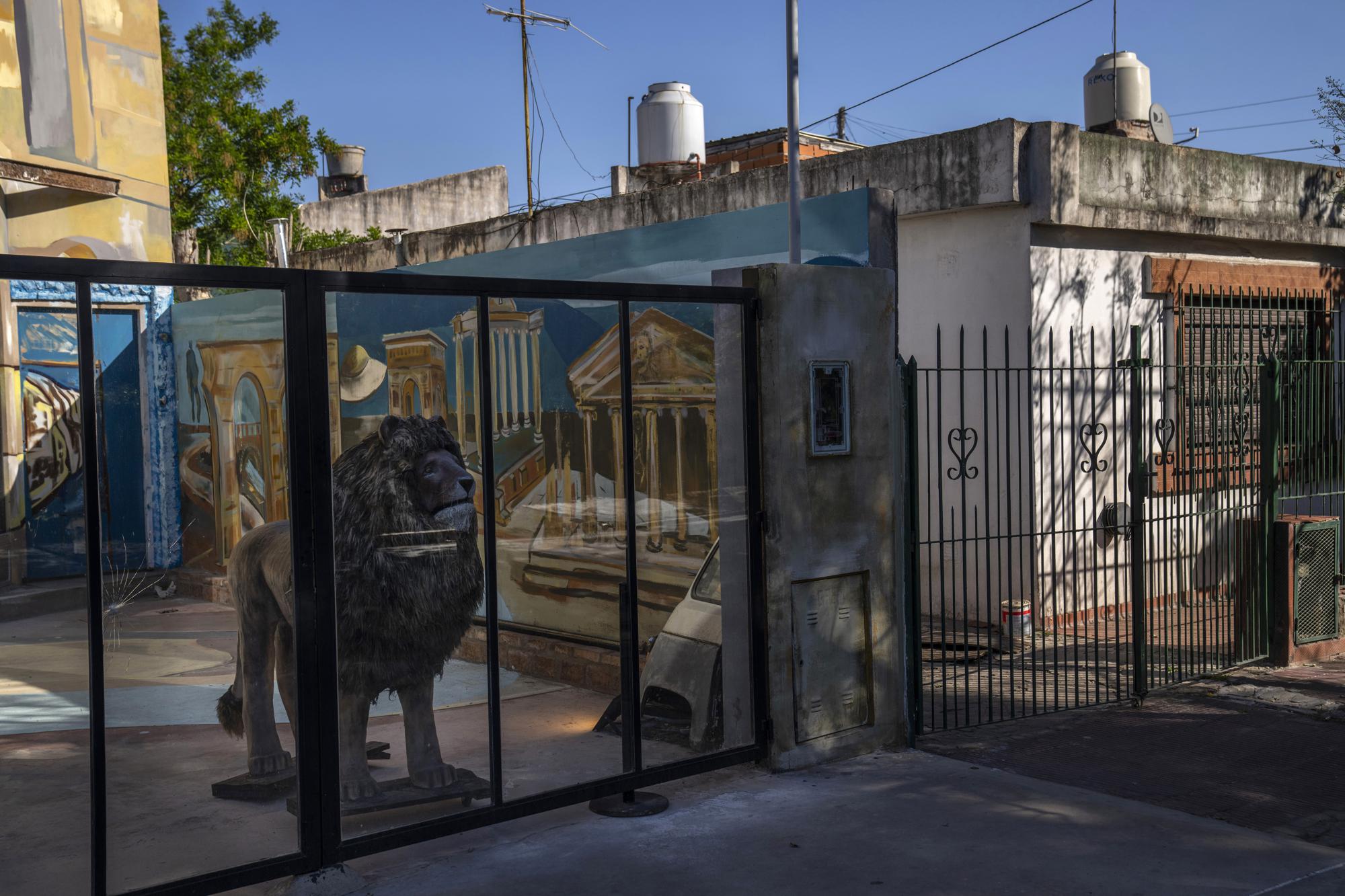 Un leÃ³n de madera se encuentra dentro de una rÃ©plica del Coliseo Romano que alberga cabezas de leones dorados, gladiadores y un Ã¡rea con un sillÃ³n para el emperador en ItuzaingÃ³, Argentina, el sÃ¡bado 29 de octubre de 2022. (AP Foto/Rodrigo Abd)