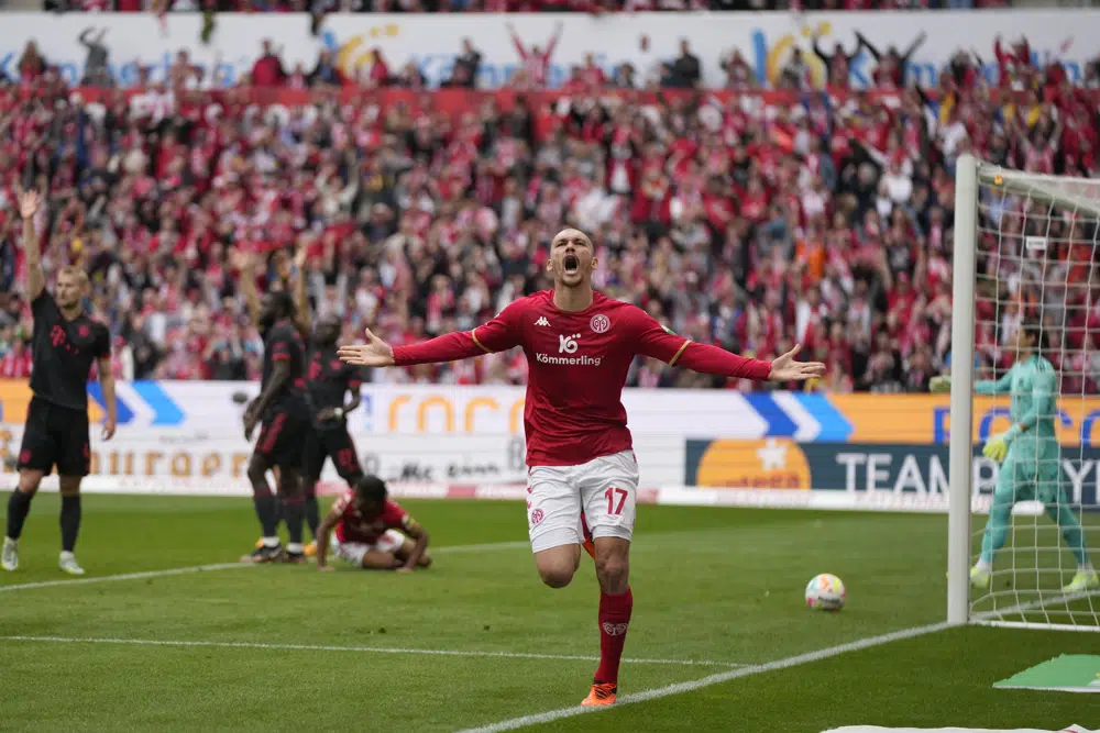 Ludovic Ajorque del Mainz celebra tras anotar el primer gol de su equipo en el encuentro ante el Bayern Munich en la Bundesliga el sábado 22 de abril del 2023. (AP Foto/Matthias Schrader)