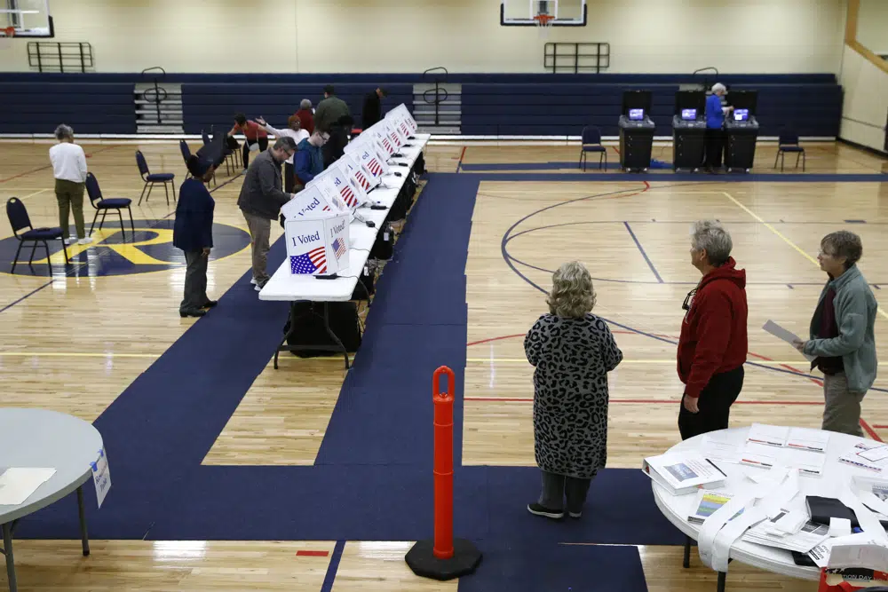 ARCHIVO - Los votantes llenan sus boletas en un lugar de votación primaria, el 29 de febrero de 2020, en North Charleston, Carolina del Sur. Los republicanos de Carolina del Sur fijaron el 24 de febrero como la fecha de su primaria presidencial de 2024, una medida que, de ser aprobada, el partido dice que dará a los aspirantes republicanos a la Casa Blanca más tiempo para hacer campaña en el primer estado del sur.  (Foto AP/Patrick Semansky, archivo)