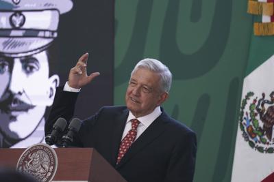 El presidente de México, Andrés Manuel López Obrador, durante su conferencia de prensa matinal diaria previa a la inauguración del aeropuerto internacional Felipe Ángeles, AIFA, al norte de la Ciudad de México, el 21 de marzo de 2022. (AP Foto/Marco Ugarte)