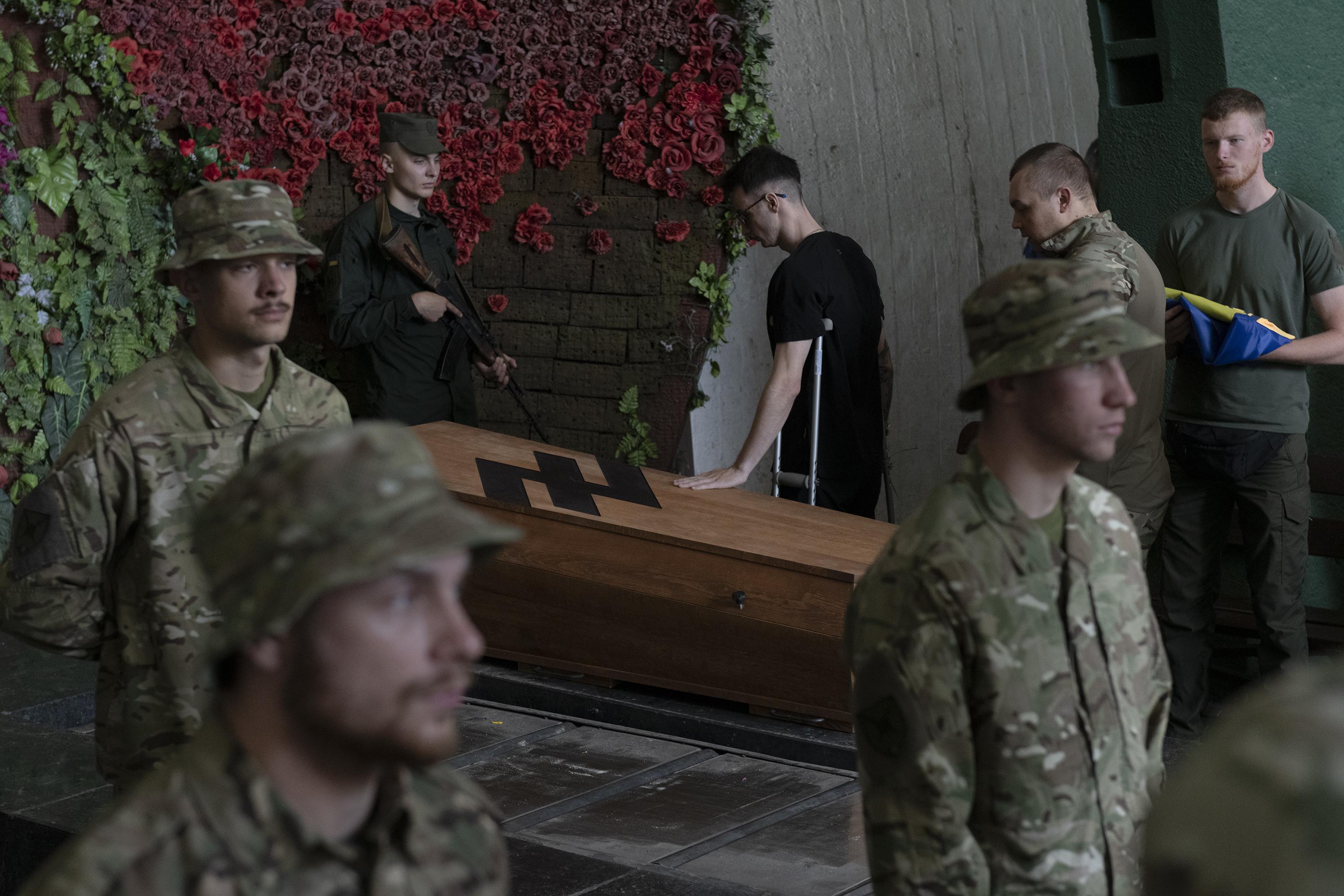 Triệu tập sự can đảm của những người bảo vệ Azovstal tại đám tang của Kyiv