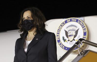 La vicepresidenta de Estados Unidos, Kamala Harris, llega al aeropuerto de Hanói, Vietnam, el 24 de agosto de 2021, dentro de su gira de una semana por el sudeste asiático. (Evelyn Hockstein/Pool Photo via AP)