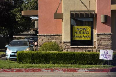 ARCHIVO - Esta fotografía muestra un letrero de contratación en una sucursal de Taco Bell en Sacramento, California, el 15 de julio de 2021. (AP Foto/Rich Pedroncelli, Archivo)