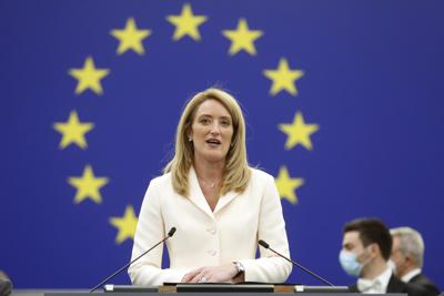 La democristiana Roberta Metsola, de Malta, ofrece un discurso en el Parlamento Europeo, en Estrasburgo, Francia, el 18 de enero de 2022. (AP Foto/Jean-Francois Badias)