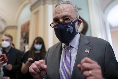 Chuck Schumer, líder de la mayoría demócrata en el Senado, habla tras una reunión de la bancada de su partido el jueves 16 de diciembre de 2021, en el Capitolio, en Washington. (AP Foto/J. Scott Applewhite)