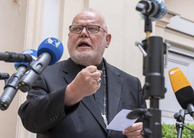 El cardenal Reinhard Marx, arzobispo de Múnich y Freising, hace una declaración a la prensa en el patio de su residencia en Múnich, Alemania, el viernes 4 de junio de 2021. (Peter Kneffel/dpa via AP)