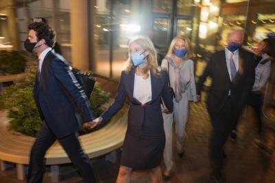 Elizabeth Holmes, segunda desde la izquierda, sale caminando de una corte federal en San José, California, el viernes 17 de diciembre de 2021. (AP Foto/Nic Coury)