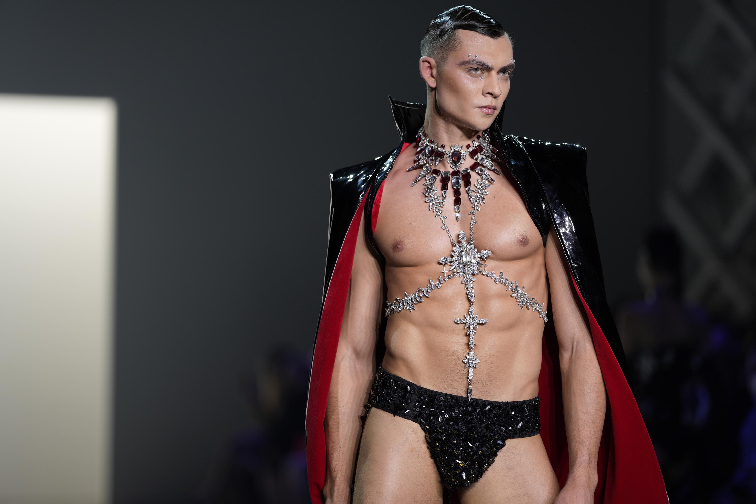 The Blonds conclusion style 7 days with warm vampires, writhing trio The Blonds conclusion style 7 days with warm vampires, writhing trio