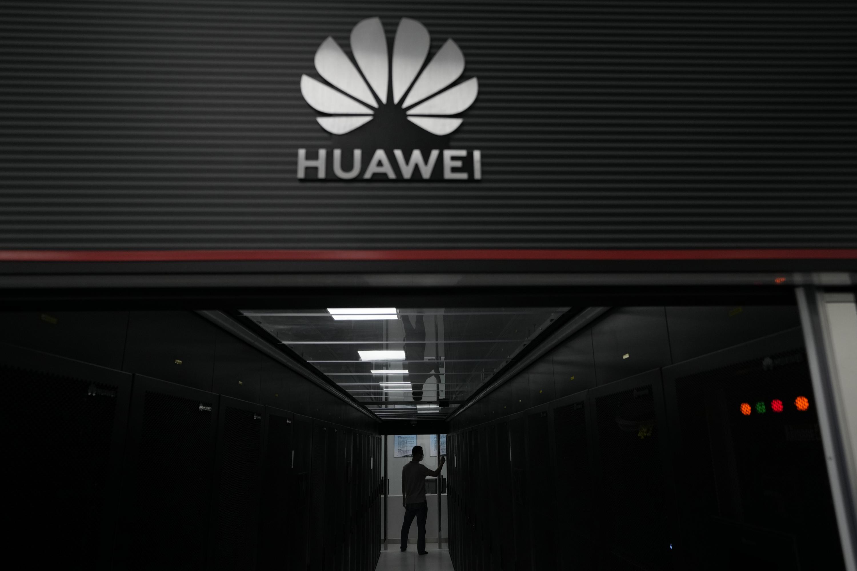 El Ministerio de Defensa prohíbe usar los móviles Huawei, y los chinos  reiteran la seguridad de sus productos