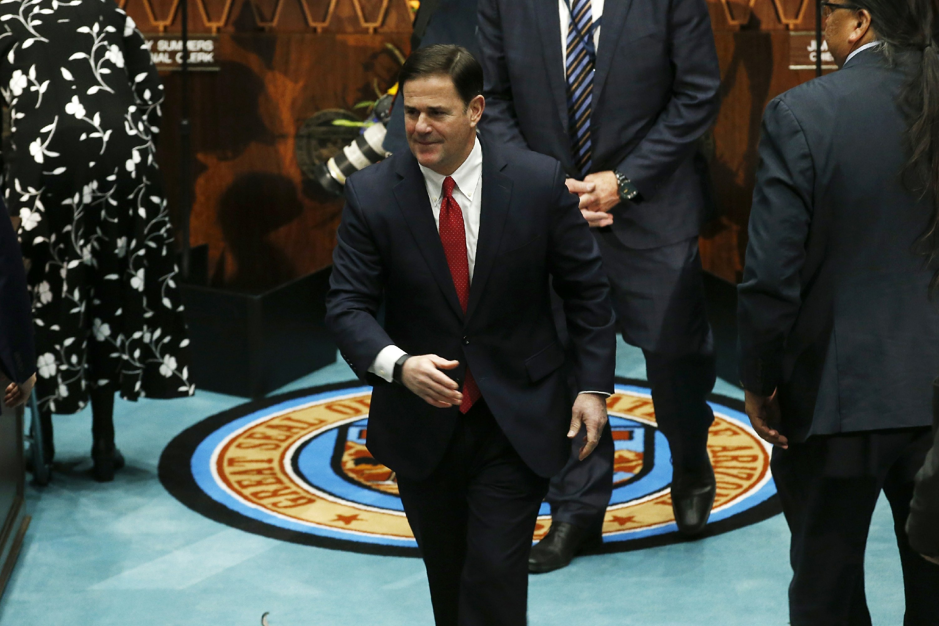 Gobernador de Arizona retira plan contra ciudades santuario AP News