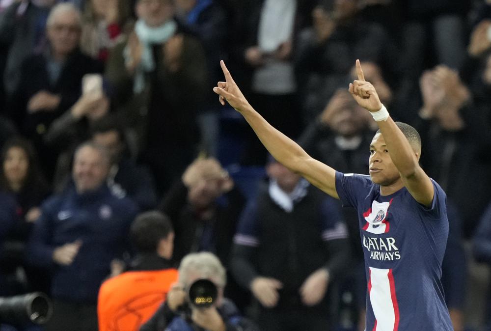 Kylian Mbbppé, del PSG, festeja luego de anotar el primer tanto de su equipo en un partido de la Liga de Campeones ante Benfica, el martes 11 de octubre de 2022 (AP Foto/Francois Mori)