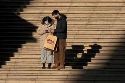 Personas con mascarillas para protegerse contra el Covid en Beijing el 10 de enero del 2022. (AP Foto/Andy Wong)