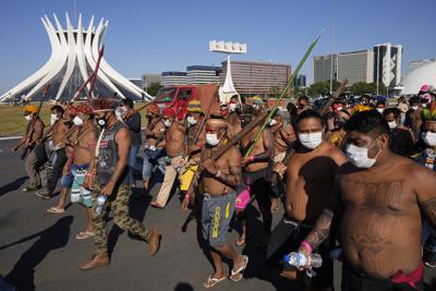 Indígenas brasileños protestan el miércoles 23 de junio del 2021 frente a la sede del Congreso contra una propuesta de ley que podría debilitar las protecciones de sus tierras, en Brasilia. (Foto AP/Ricardo Mazalán)