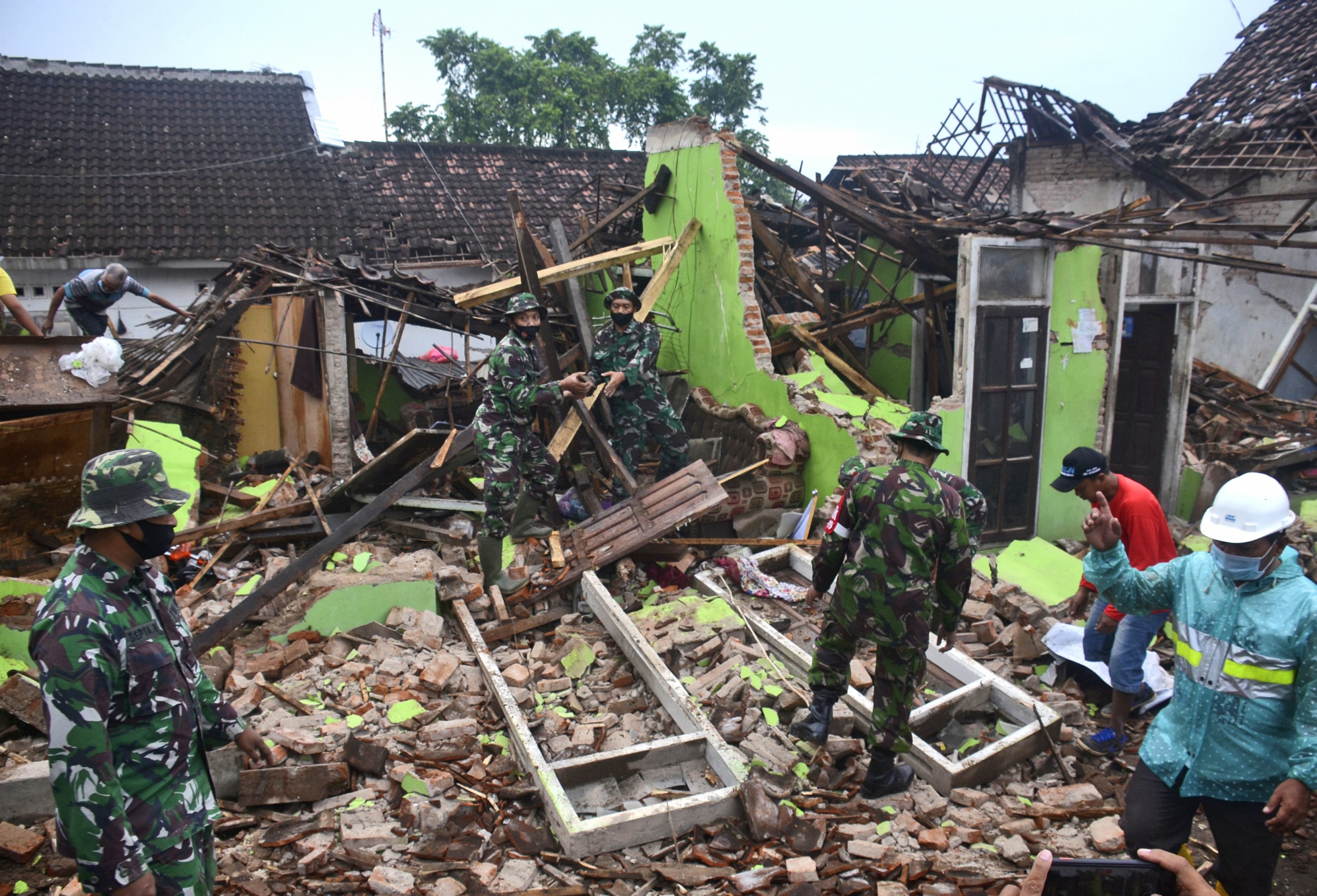 8 dead, dozens injured while the earthquake in Indonesia shakes East Java