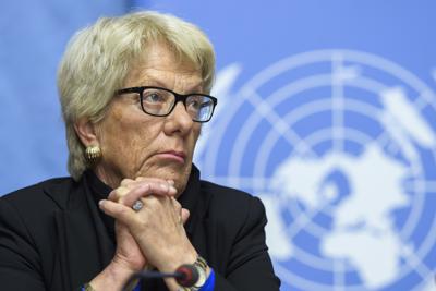 ARCHIVO - Carla del Ponte, enconces miembro de la Comisión Independiente de Investigación sobre la República Árabe Siria, participa en una conferencia de prnesa en la sede europea de la ONU en Ginebra el 1 de marzo del 2017.  La antigua fiscal principal del tribunal de la ONU para crímenes de guerra en Yugoslavia y Ruanda pidió el 2 de abril del 2020 una orden internacional de arresto para el presidente ruso Vladimir Putin por la invasión a Ucrania. (Martial Trezzini/Keystone via AP)