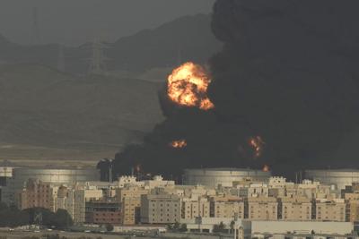 Una nube de humo se eleva proveniente de un incendio en un depósito de petróleo en Yeda, Arabia Saudí, el viernes 25 de marzo de 2022. (AP Foto/Hassan Ammar)