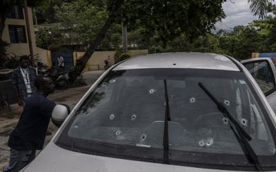 Impactos de bala en el parabrisas del automóvil del periodista Roberson Alphonse luego de que fue atacado el martes 25 de octubre de 2022, en Puerto Príncipe, Haití. (AP Foto/Ramon Espinosa)
