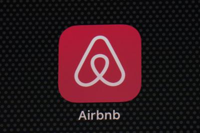 Fotografía de la app de Airbnb en una pantalla de iPad, el sábado 8 de mayo de 2021 en Washington. (AP Foto/Patrick Semansky, Archivo)