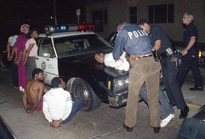 La policía de Los Ángeles detiene a sospechosos de vender drogas el 9 de abril de 1988. (AP Photo/Douglas C. Pizac, File)