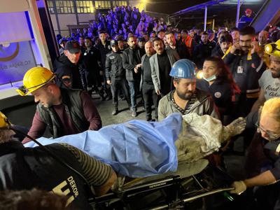 Mineros transportan el cuerpo de una víctima que falleció debido a una explosión en una mina de carbón, el viernes 14 de octubre de 2022, en Amasra, Turquía. (Nilay Meryem Comlek/Depo Fotos vía AP)