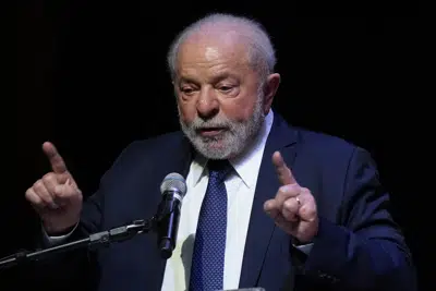 El presidente de Brasil, Luiz Inácio Lula da Silva, habla durante una reunión con empresarios para celebrar el Día de la Industria en la sede de la Federación de Industrias del Estado de Sao Paulo, en Sao Paulo, Brasil, el jueves 25 de mayo de 2023. Bajo el liderazgo Lula, los mandatarios sudamericanos se reúnen el 30 de mayo de 2023 en Brasilia para reactivar la integración de la región y revalorizar su rol en el tablero internacional, todo un desafío en momentos en que varios afrontan conflictos políticos, crisis económicas y deterioradas relaciones bilaterales. (Foto AP/Andre Penner)