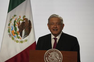 El presidente mexicano Andrés Manuel López Obrador da su tercer informe de gobierno en el Palacio Nacional, en Ciudad de México, el miércoles 1 de septiembre de 2021. (AP Foto/Fernando Llano)