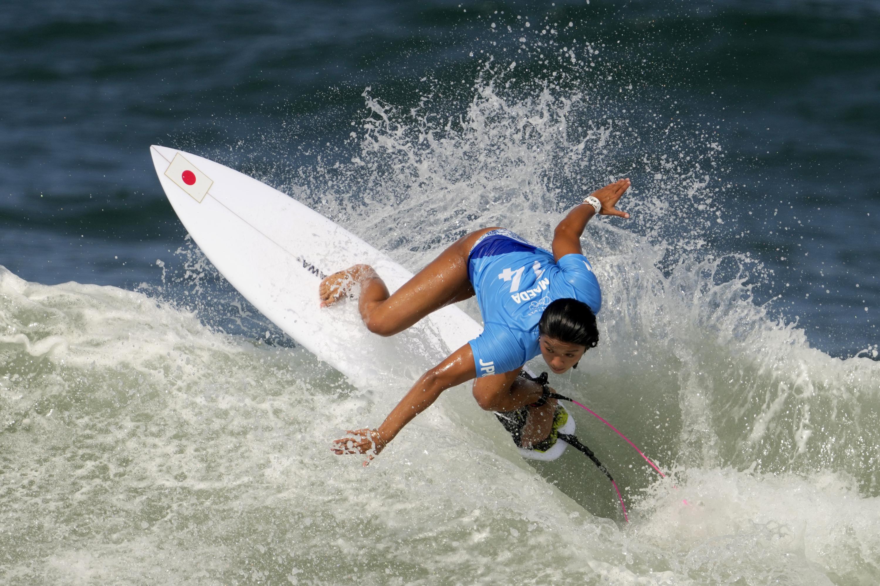 Nervios, alegría y pocas olas en el debut olímpico del surf AP News